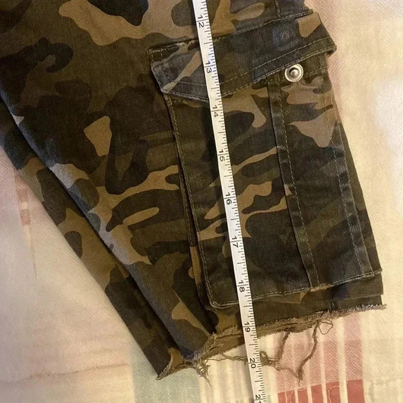 Military style  cargo shorts 🩳 with fancy ripped edges - Picture 4 of 10